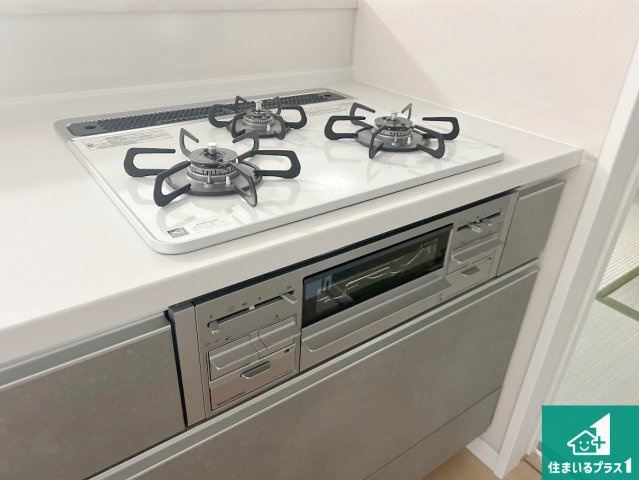 西宮市生瀬高台　未入居の設備|ダブル高火力Ｓｉセンサー付きコンロ！３口あるので、まとめて料理をする時も大活躍！