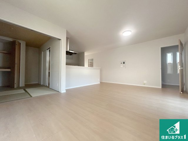 西宮市生瀬高台　未入居の居間・リビング|日当たり良好の明るいリビングで朝の目覚めもスッキリできそう！対面キッチンでご家族のコミュニケーションも自然と増える設計！小さなお子様が遊ぶスペースを作っても広々とくつろげるLDK！