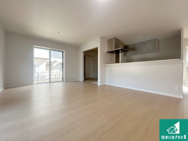 西宮市生瀬高台　未入居の居間・リビング|子供を見守りながらお料理が出来るため家族のコミュニケーションか増えます♪スペースが広く確保されている為お子様が大きくなったときは一緒に料理を楽しめます♪