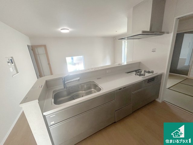 西宮市生瀬高台　未入居のキッチン|リビングと統一感があり、使い勝手のいいキッチン。広々としているので、二人並んで作業が出来ちゃいます。お子様と一緒に色々なお料理に挑戦できるスペースがあります。