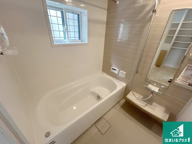 西宮市生瀬高台　未入居の浴室|足をゆったり伸ばして寛げる浴槽です。窓が設けられていますので差し込む光が明るく穏やかな雰囲気にしてくれます♪浴室乾燥機も設置しているので、雨の日の洗濯物も安心です♪