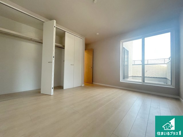 西宮市生瀬高台　未入居の洋室|寝室は心地よい眠りについてもらいたくて、シンプルかつ開放的な空間な設計にしています！大きな窓から差し込む日が心地いいです♪