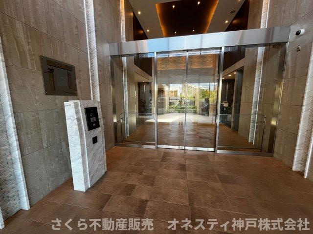 プレサンスロジェ西神南のエントランス|先進のハンズフリー電気錠（ラクセス）システム
荷物が両手いっぱいつでも楽々です。