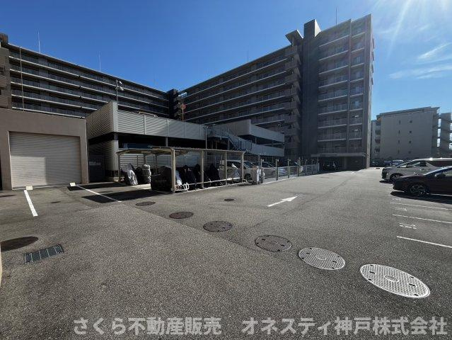 プレサンスロジェ西神南の駐車場|全住居に1台確保可能な駐車場（来客駐車場3台完備）