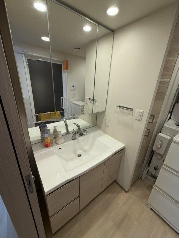 プレサンスロジェ西神南の独立洗面台