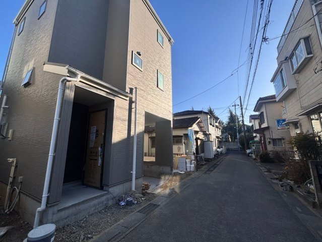 越谷市袋山　新築戸建ての前面道路含む現地写真