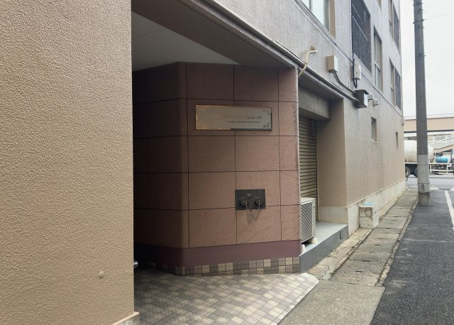 【中庭】 | 八王子高砂サマリヤマンション | 中庭（パティオ）とは、一つの建築物の内部に設けられた、壁などで囲われている庭のことを指します。コの字型、ロの字型が主流ですが、L字型の中庭もあります。最近では、インテリア性の高さからも人気があります。