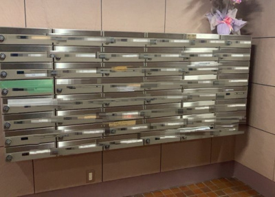 【設備】 | 八王子高砂サマリヤマンション | エントランス付近に設置されている集合ポストは、住んでいる部屋と離れているため、ポストをあさるなど誰かに何かされていても被害に気づきにくいです。入居する時には他人に特定されにくい番号で鍵をかけましょう！