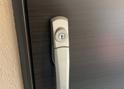 【防犯設備】 | 八王子高砂サマリヤマンション | 室内の防犯設備もチェックしましょう！モニター付きインターホンが設置されているか、防犯シャッターが設備されているか、ベランダに人が上がってきにくい高さかなどチェックしておくと入居後も安心できるでしょう。