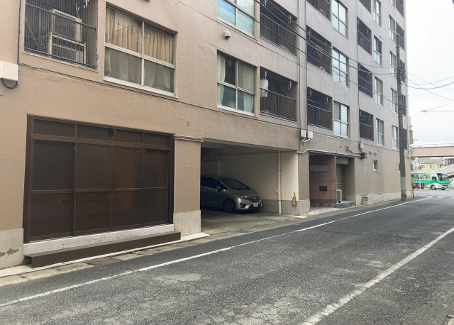 【外観】 | 八王子高砂サマリヤマンション | 隣家の土地はどうなっているのか、生活利便施設が近くにあるのか、学校まで近いかなど、お客様のライフスタイルにあわせたイメージが重要です。また、近くにあると困る施設が近くにないかも確認するといいでしょう。