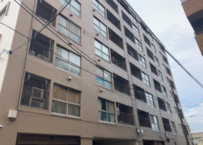 【外観】 | 八王子高砂サマリヤマンション | 道幅が広い場所は日当たりや風通が良好です。幅が広いのですれ違いも可能ですし大きな車でも駐車可能！一方で、大型車が通ることも多くなるため交通量の増加により騒音に繋がります。また土地の値段が高くなります。