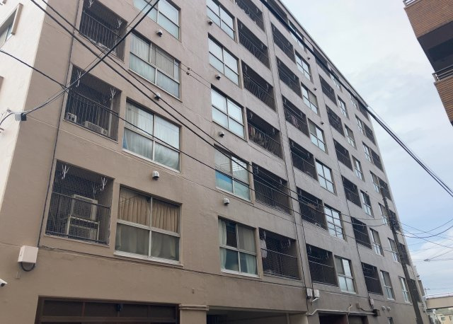 【外観】 | 八王子高砂サマリヤマンション | 道幅が広い場所は日当たりや風通が良好です。幅が広いのですれ違いも可能ですし大きな車でも駐車可能！一方で、大型車が通ることも多くなるため交通量の増加により騒音に繋がります。また土地の値段が高くなります。