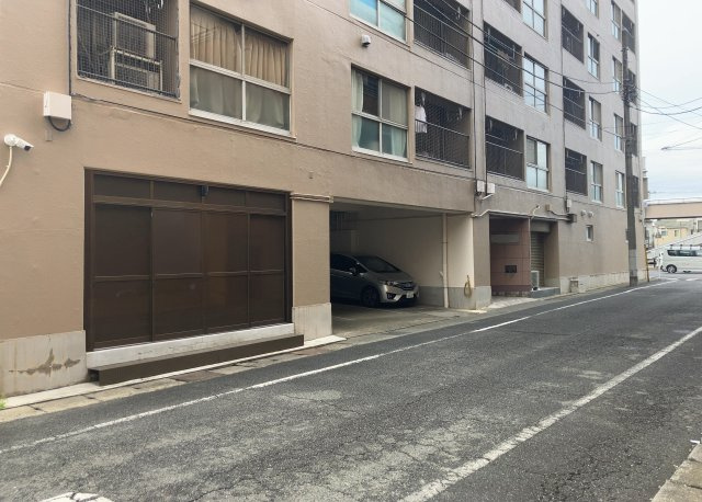 【構造・工法・仕様】 | 八王子高砂サマリヤマンション | ＲＣ造、Reinforced Concreteは直訳すると補強されたコンクリートです。主に柱や梁・床・壁が鉄筋とコンクリートで構成おり、鉄筋を組んだ型枠にコンクリートを流し込んで固めたものを指します。
