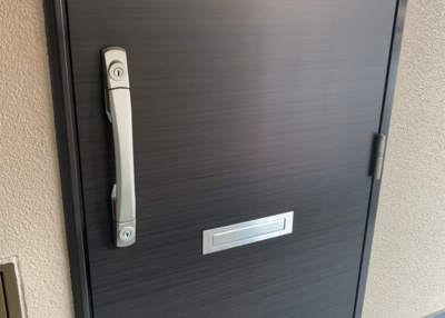 【玄関】 | 八王子高砂サマリヤマンション | 玄関は家の顔でもあり、家族以外の目にも止まる場所です。玄関は外との間を仕切る扉、靴などをしまっておく収納スペース、靴脱ぎのたたきスペース、来客とのやり取りをするドアホンなど複数のアイテムからなります。