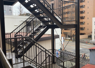 【内装】 | 八王子高砂サマリヤマンション | 共有部分は、住民なら誰もが使える設備のこと。例えば駐車場やエレベーター、インターネット設備、セキュリティ設備などがあります。他にも、マンションの廊下・外部階段やエントランス・ゴミ置き場などがあります。