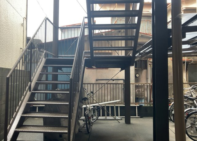 【内装】 | 八王子高砂サマリヤマンション | 共用部分は、一棟の建物に住む区分所有者全員が共同で所有するとし、共用部分の管理、補修などは、区分所有者で形成される管理組合が行います。個人の判断で勝手に変更することはできませんので覚えておきましょう。