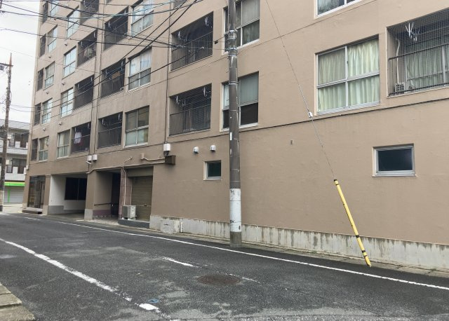 【外観】 | 八王子高砂サマリヤマンション | 外観はマンション管理がされているかの目安になります。築年数が古いと、壁面は劣化してひび割れが生じることも！建物が古びていても細かいところが修繕されていると、きちんと管理されているなぁと感じるでしょう。
