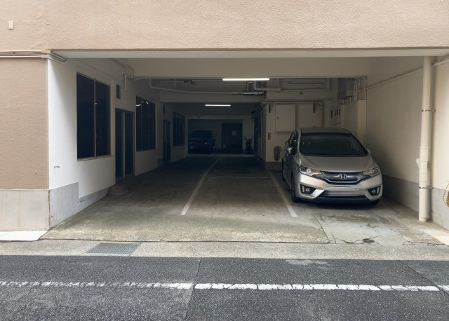 【駐車場】 | 八王子高砂サマリヤマンション | 駐車場と明記されていても、最小スペースでつくられた駐車場だと大型車は駐車できなかったり、出入りしにくくなったりする可能性があります。お車のサイズと購入したい物件の駐車場のサイズを現地で確認しましょう。