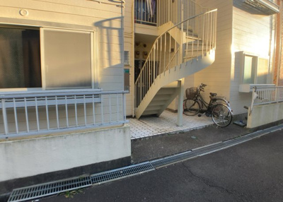 【外観】 | トラッドハウス | 土地の形が極端に長細かったり、狭小地、あるいは道路との高低差がある傾斜地だった場合、後々売ろうとしても買い手がつかない場合もあります。後々、売却することになった時に価値の下がらない土地を選びましょう。