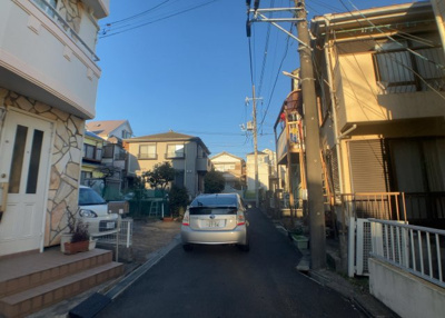 【外観】 | トラッドハウス | 家を建てる場合、方位は要チェックです。現実的に日当たりのよい家ならばリビングは南側、建築基準法でも北側に当たる家への配慮は求められています。土地を見学に行く際は、方位磁針を持って行くようにしましょう。