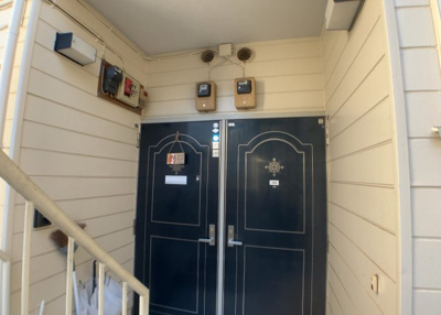 【外観】 | トラッドハウス | 土地を買う際、住む地域の自治体や福祉の補助制度にも注目してみましょう。子供や老人の医療補助やゴミ出しのルールなど、自治体によってルールに大きな違いがあるため、暮らしやすい土地で判断するとよいでしょう。