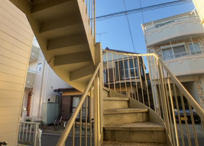 【外観】 | トラッドハウス | 土地の前の道路に消火栓が設置されていることがあります。この場合、道路交通法第45条第1項により、駐車禁止の場所が指定されています。そのため、車庫などの駐車スペースをつくることができない場合があります。