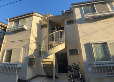 【外観】 | トラッドハウス | 現地に行くなら、物件の周囲の地形がどうなっているかを見ることも大切です。周辺より低くなっている土地では、大雨などで水が集まりやすいため、地盤が弱くなっているということも考えられるため、注意が必要です。