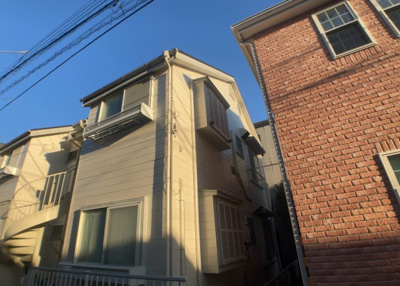 【外観】 | トラッドハウス | 隣家の土地はどうなっているのか、生活利便施設が近くにあるのか、学校まで近いかなど、お客様のライフスタイルにあわせたイメージが重要です。また、近くにあると困る施設が近くにないかも確認するといいでしょう。