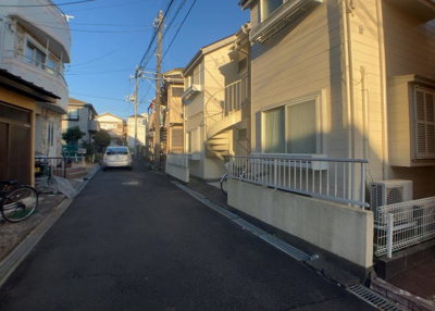 【外観】 | トラッドハウス | 土地購入を検討されている場合、境界杭がない状態で購入してしまうと境界確定測量をする必要があり、費用がかかります。購入の前に、売主、隣土地所有者立ち合いのもと境界を確定し境界杭を設置するのがベストです。