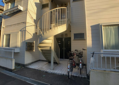 【外観】 | トラッドハウス | 家を建てる前提で土地を探している場合、地盤の丈夫さは譲れない条件の一つです。地盤が脆弱だと追加工事が必要となります。また、過去に地盤沈下や液状化現象を起こした土地は、できるだけ避けた方がいいでしょう。