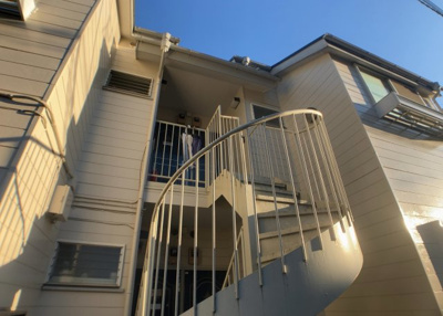 【外観】 | トラッドハウス | 人が暮らすうえで日光は大切な要素となります。日当たりの良さは譲れないポイントですね。併せて近くに大きな建築物の建築予定がないか、あるいはそれが可能な土地が近くにないか事前に確認することもお勧めします。