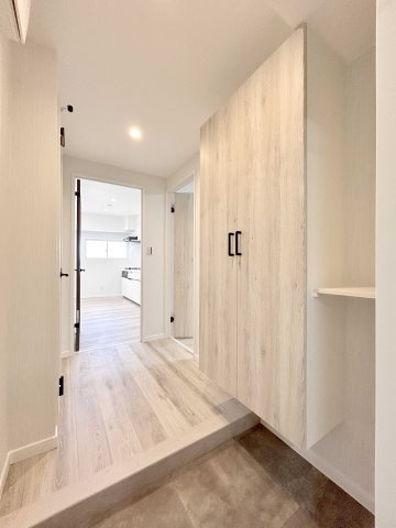 エスエスケーグリーンパーク千住四丁目の玄関|ご家族のお帰りを暖かく迎えてくれる広々とした玄関スペース♪収納充実で玄関周りもスッキリお使いいただけます(^^)