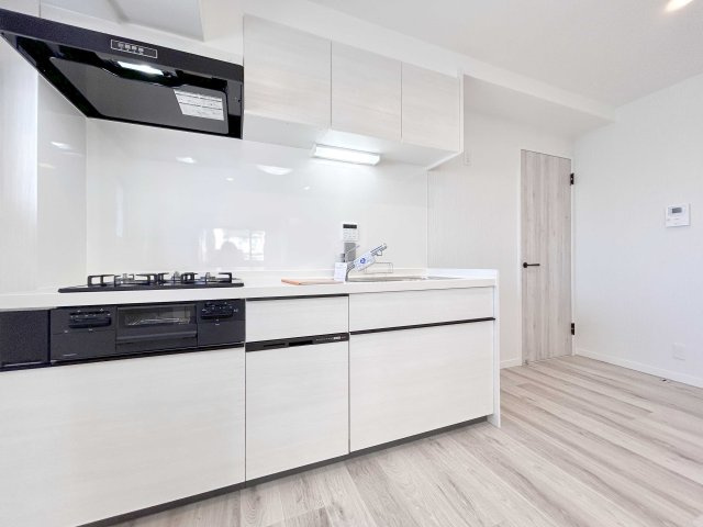 エスエスケーグリーンパーク千住四丁目のキッチン|収納スペースを豊富に備えた広々システムキッチン☆大型の冷蔵庫や食器棚もしっかり置けます♪