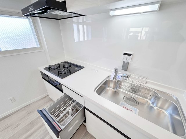 エスエスケーグリーンパーク千住四丁目のキッチン|大きなシンク・３口コンロ・グリル付きで使い勝手抜群☆最新住宅設備で『上質な住み心地』を実感していただけます！