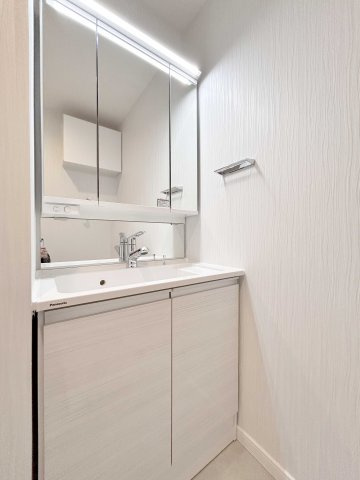 エスエスケーグリーンパーク千住四丁目の独立洗面台|ゆったりとした洗面室に収納豊富な大きな鏡の洗面化粧台♪