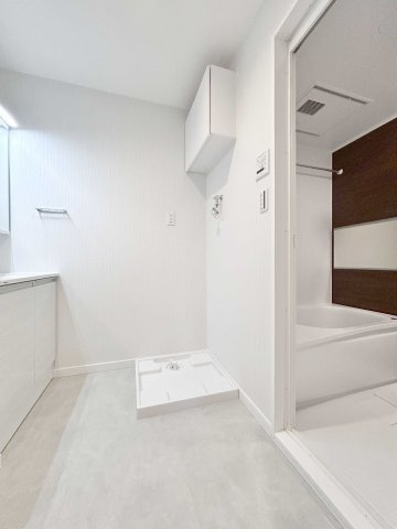 エスエスケーグリーンパーク千住四丁目の独立洗面台|【脱衣場】洗面・浴室・ランドリースペースが集中しているので、脱いだ洋服もすぐにお洗濯！家事動線がラクラクです