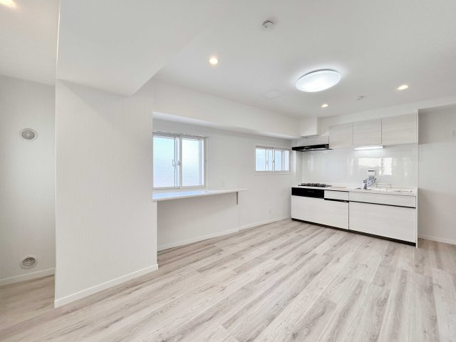 エスエスケーグリーンパーク千住四丁目の居間・リビング|飽きのこないナチュラルなデザイン空間！どんな家具でも相性抜群(^^)♪ほっと一息つけるような、落ち着いた雰囲気のお部屋です♪