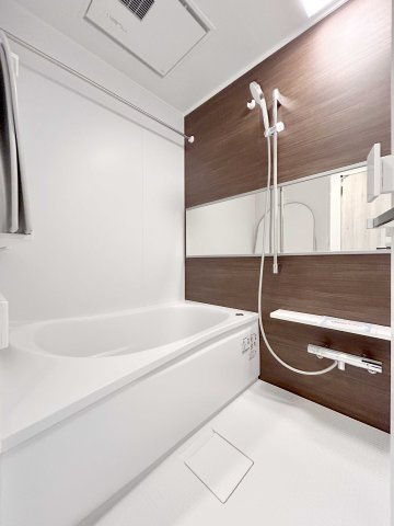 エスエスケーグリーンパーク千住四丁目の浴室|【浴室暖房乾燥機】
浴室には乾燥暖房機能を付帯しています！寒い時期も暖房機能で快適にバスタイムをお楽しみいただけます。