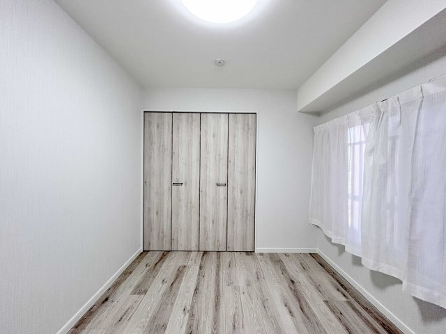 エスエスケーグリーンパーク千住四丁目の洋室|夏場に心地よいひんやり感はフローリングならでは！お掃除もラクチンです
