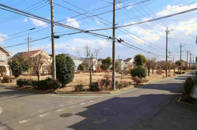 【前面道路含む現地写真】 | 毛呂山町目白台　中古住宅 | 斜向かいの公園