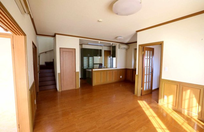 【居間・リビング】 | 毛呂山町目白台　中古住宅 | LDK18.5帖