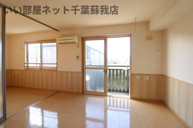 バニュルスⅢの居間・リビング|こちらのリビングで趣味の時間をお楽しみください