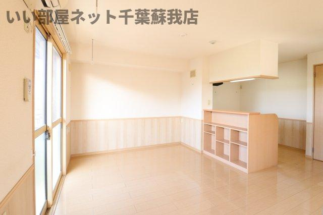 バニュルスⅢの居間・リビング|こちらの居間で趣味の時間をお楽しみください