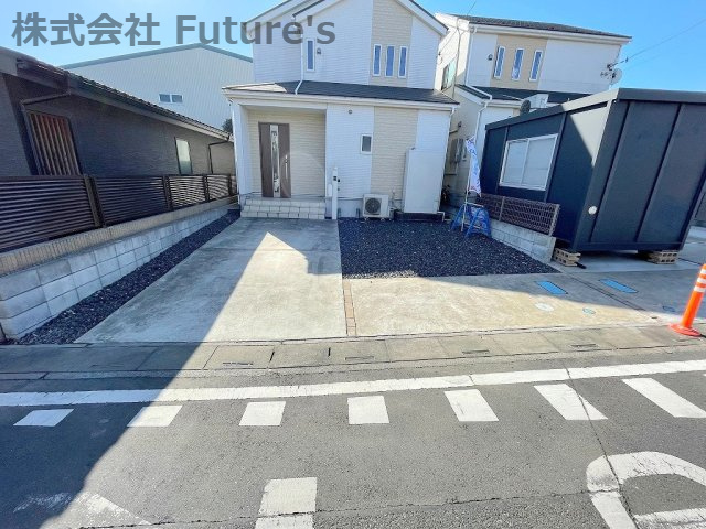 三郷市栄3丁目　中古戸建の駐車場|カースペース並列2台可能