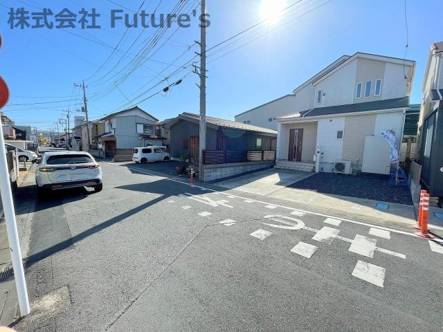 三郷市栄3丁目　中古戸建の前面道路含む現地写真|前面道路含む現地写真です。