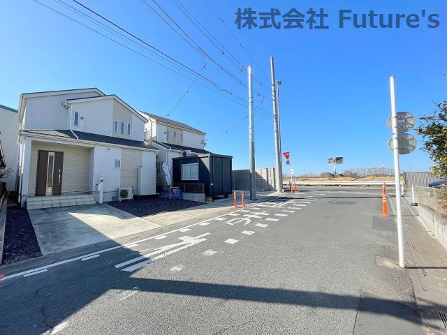 三郷市栄3丁目　中古戸建の前面道路含む現地写真|前面道路含む現地写真です。