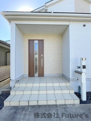 三郷市栄3丁目　中古戸建のエントランス|玄関になります