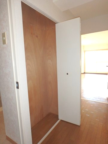 ライオンズマンション北鈴蘭台の収納|廊下の物入