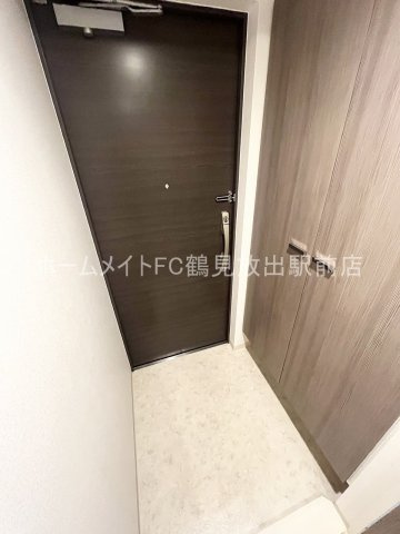 大阪市鶴見区鶴見４丁目の賃貸マンションの玄関