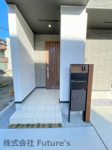 吉川市保　新築戸建　全1棟のエントランス|落ち着いたお洒落な玄関です